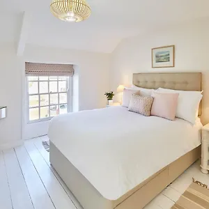  Holiday home Host & - Holmlea